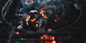Der Sommer ist da! Ein Holzkohlegrill kann auch gebraucht sein