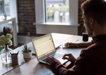 Zu viel Zeit vor dem Bildschirm kann sich negativ auf die Psyche auswirken.