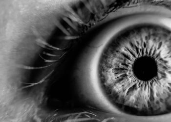 Morgens verklebte Augen – mögliche Ursachen und Tipps