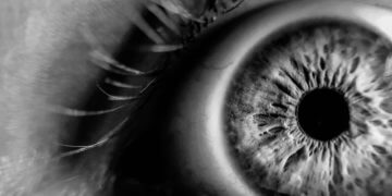 Morgens verklebte Augen – mögliche Ursachen und Tipps