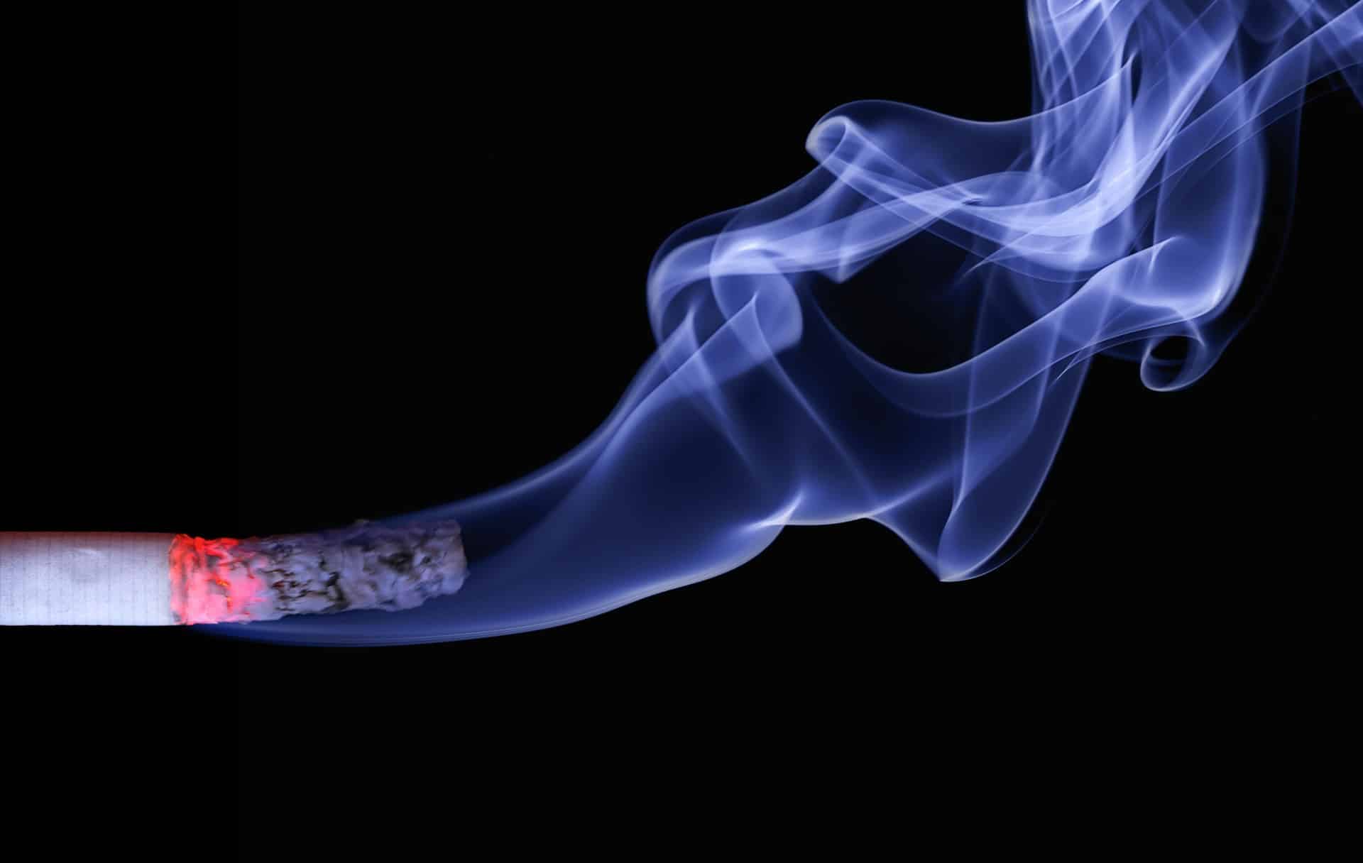 Fingernägel hellen wieder auf, wenn man mit dem Rauchen aufhört.