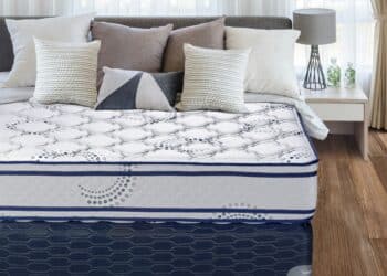 Gemustertes Bett mit Kissen in modernem Schlafzimmer