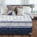 Gemustertes Bett mit Kissen in modernem Schlafzimmer
