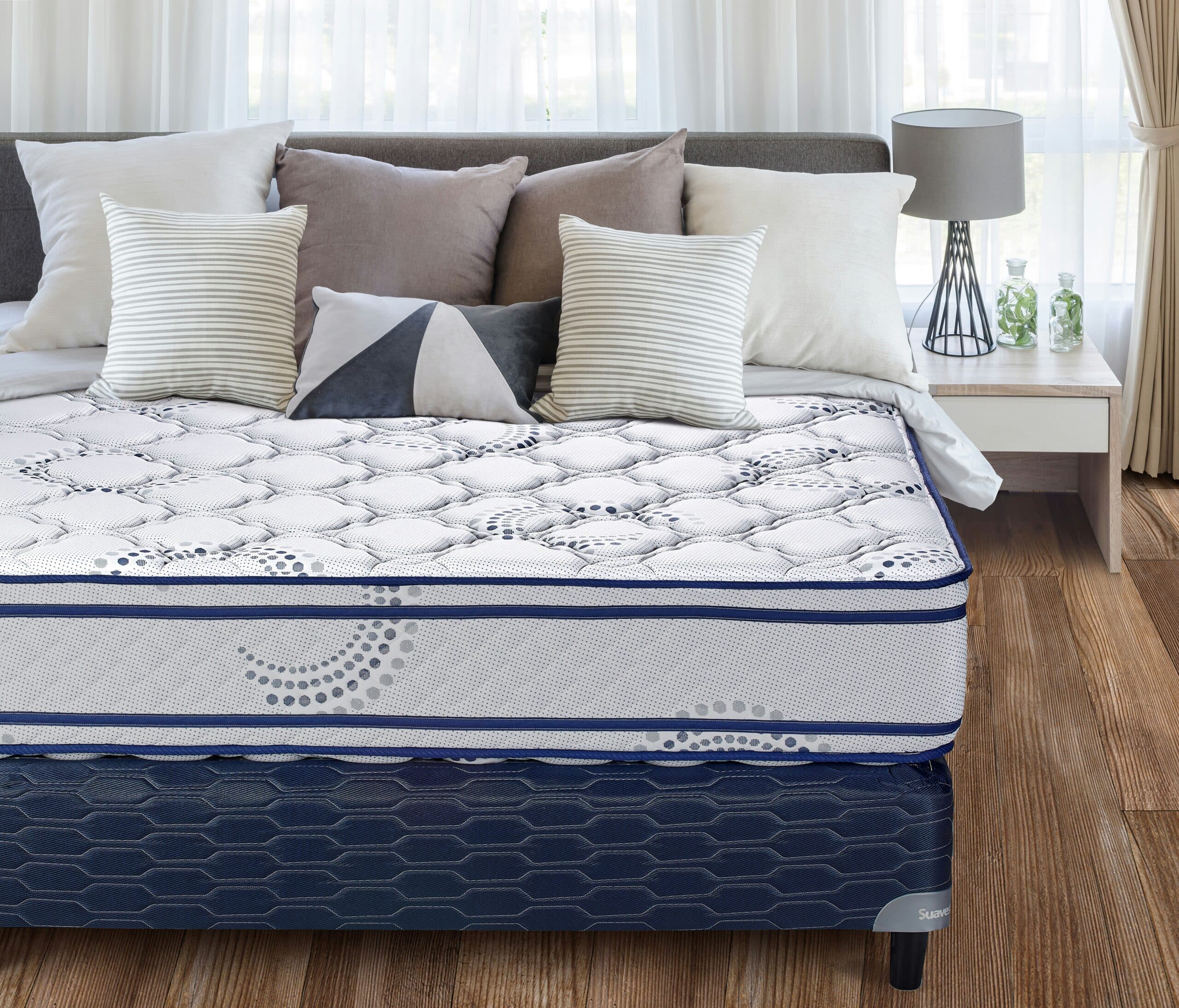 Gemustertes Bett mit Kissen in modernem Schlafzimmer