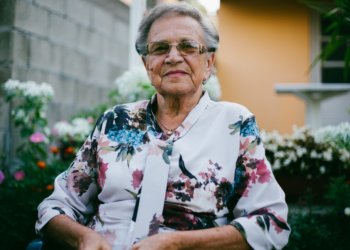 Treppenlift als Hilfssystem, das Schmerzen und Hürden im Alter reduziert