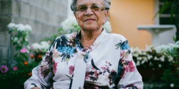 Treppenlift als Hilfssystem, das Schmerzen und Hürden im Alter reduziert