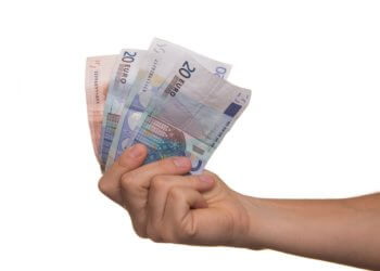 Das Weihnachtsgeld darf bei Krankheit gekürzt werden.