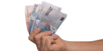 Das Weihnachtsgeld darf bei Krankheit gekürzt werden.