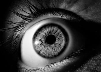 Schwarze Punkte, Blitze, Augenflimmern – was hinter solchen Sehstörungen stecken kann