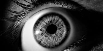 Schwarze Punkte, Blitze, Augenflimmern – was hinter solchen Sehstörungen stecken kann
