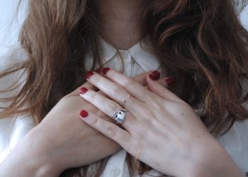 Ein Herzinfarkt äußert sich bei Frauen anders, als bei Männern.