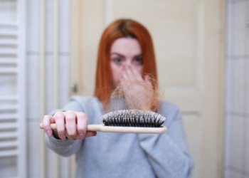 Haare: 5 Gewohnheiten die dauerhaft zu Haarausfall führen