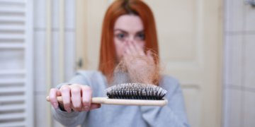 Haare: 5 Gewohnheiten die dauerhaft zu Haarausfall führen