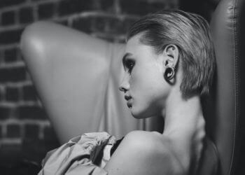 Frau mit Tunneln in Sessel