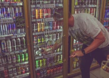 Ein Kühlschrank voller Energydrinks