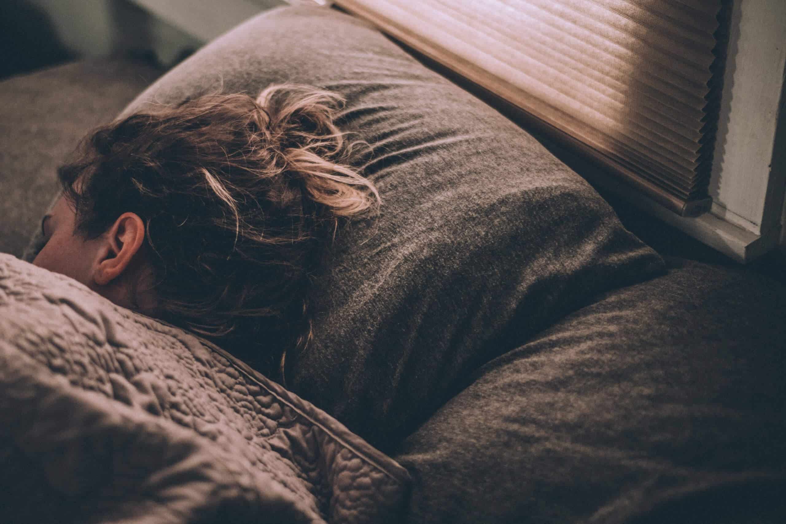 Es kann viele Ursachen haben, warum das Einschlafen nicht funktioniert, Bild: Unsplash