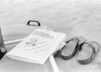 Kreuzworträtselheft auf einer Liege am Strand