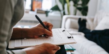 Die pinga App ermöglicht es, mit Psycholog:innen in Verbindung zu treten.