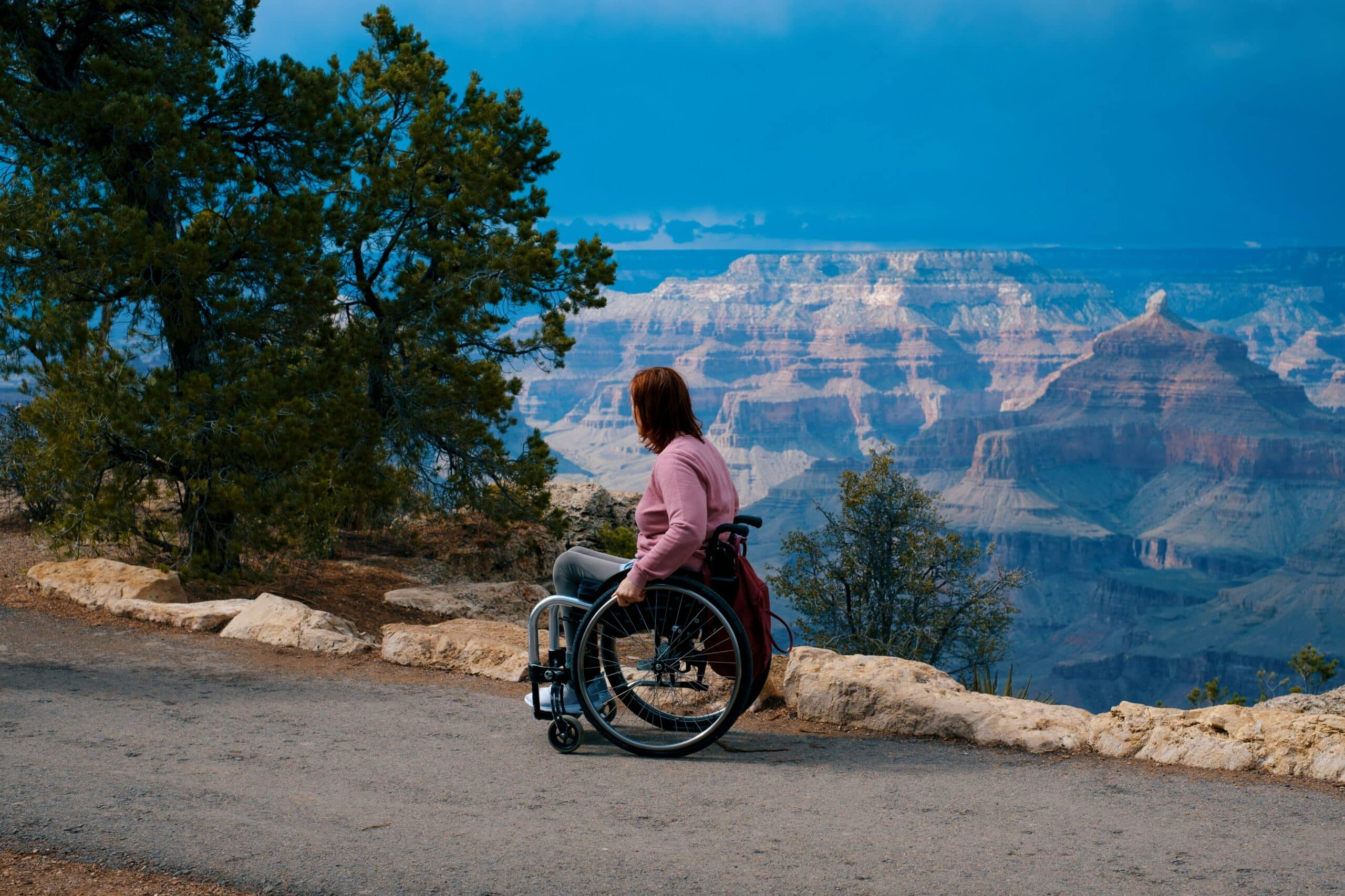 Frau im Rollstuhl an Canyon