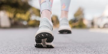 Spazierengehen wirkt sich positiv auf viele Bereiche des Körpers und der Psyche aus.